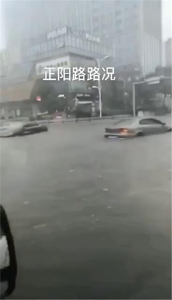 臺(tái)風(fēng)巴威造成青島城市內(nèi)澇，機(jī)動(dòng)車熄火