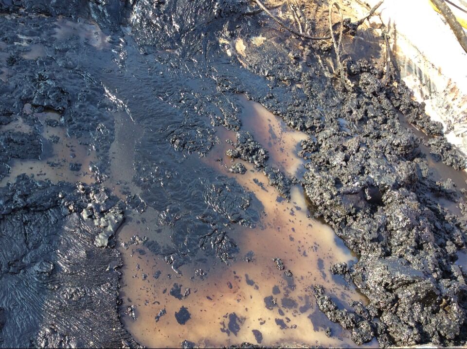 含油污水是原油、泥沙、水等的混合物。