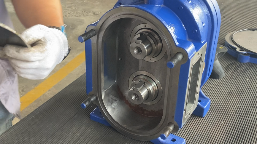 插入轉(zhuǎn)子固定鍵，保持倆鍵垂直向上方便安裝轉(zhuǎn)子