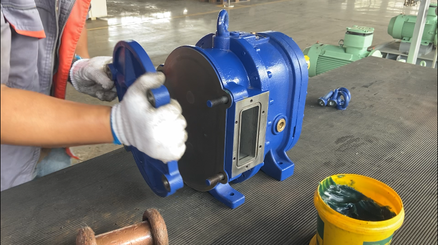 填入密封圈，裝外襯板，泵蓋，對(duì)角扭緊快裝螺絲